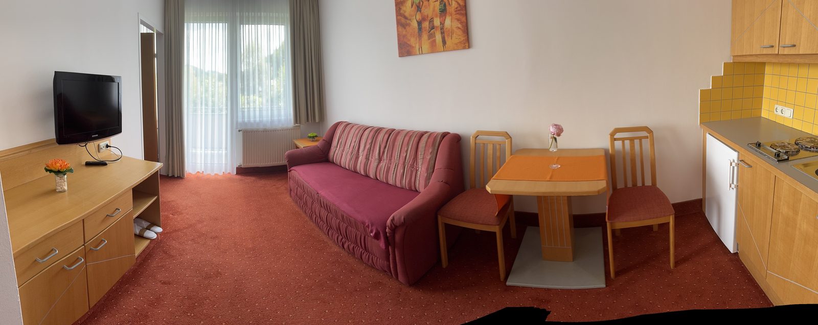 Wohnbereich der Suite Typ B mit Küchenzeile im Strandhotel Faak